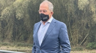 Lavrovun maskasındakı yazı diqqəti cəlb edib  - FOTO