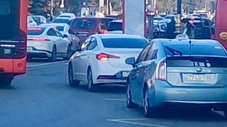 “Gənclik Mall”un qarşısında hər gün bu hal təkrarlanır - Dayanacaq zəbt olunur   - VİDEO