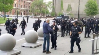 ABŞ-da polis qoca kişini əzib keçdi  - VİDEO