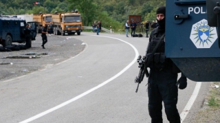 Serblər Kosovonun şimalında barrikada qurur 