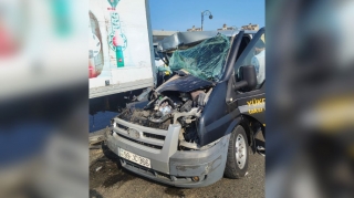 Prospektdə qəza: “Ford” yolda dayanmış yük maşınına çırpıldı    - FOTO