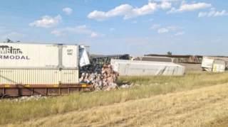 ABŞ-da təhlükəli maddə daşıyan yük qatarı relsdən çıxıb - VİDEO 