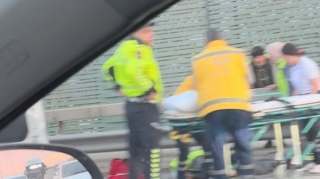 Aeroport yolunda təmizlikçi qadını maşın vurdu - VİDEO