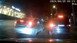 "Prius" sürücüsü yolun ortasında dayanıb "razborka" edir  - Tıxac yaradıb  - VİDEO