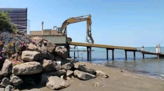 Xəzər sahilini "işğal"  edən məmurların villaları sökülür  - VİDEO