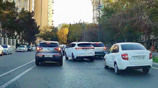 В Баку перестраивавшийся из ряда в ряд водитель создал аварийную ситуацию — ВИДЕО 