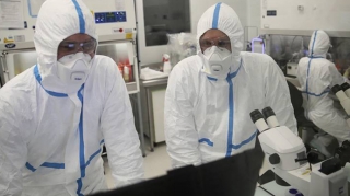 Alimlər iştahasızlığı Omicron ştamının əlamətlərindən biri adlandırıb