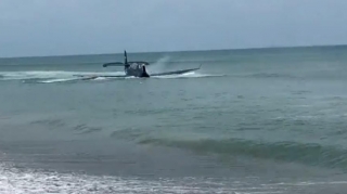 Təyyarə dənizə düşdü; pilot isə... - VİDEO