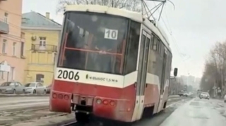 “Rəqs edən” tramvay sakinləri qorxuya salıb - VİDEO 