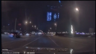 Koroğlu körpüsünə çırpılan sürücü ağır qəzaya düşdü - VİDEO