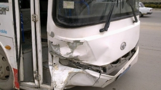 Bakıda avtobus avtomobillə toqquşdu, xəsarət alan var
