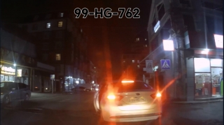 Bu sürücü nə etdiyini özü də bilmir: Yolun ortasında saxlayıb... - VİDEO