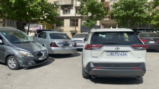 Maşınların qarşısında park edib gedən sürücü saatlarla yoxa çıxdı - VİDEO