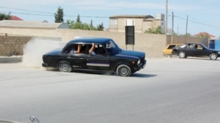 Sarayda dostunun toy kortejində avtoşluq edən gənc saxlanıldı 