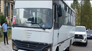 Gəncədə sərnişin avtobusu qəzaya düşdü 