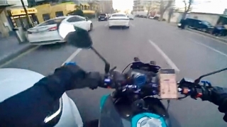Yasamalda necə gəldi manevr edən sürücü motosikleti vurdu    - VİDEO