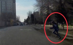 Bakıda azyaşlı uşaqdan ağlasığmaz hərəkət  - VİDEO