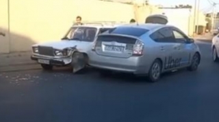 "Prius" və "Vaz-2104" toqquşdu  - VİDEO