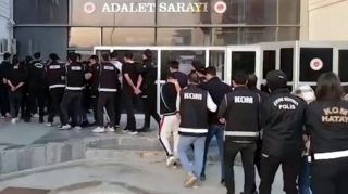 Türkiyədə sahibkarlardan "xərac" yığan, qadınları fahişəliyə cəlb edən şəbəkə ələ keçdi 