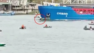 Nəhəng tanker üç balıqçının olduğu qayıqla toqquşdu - VİDEO 