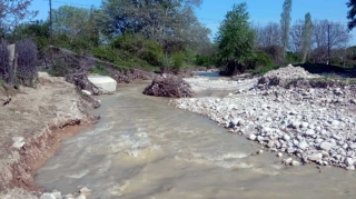 Şabranda sel körpünü uçurub - FOTO 