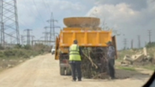 В Баку мусор из грузовика выгрузили на обочину и превратили место в свалку – ВИДЕО 