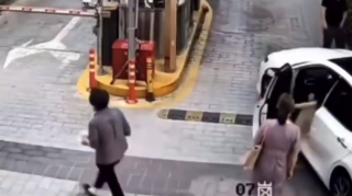 Qadın sürücü parkinqin köşkünü dağıtdı   - VİDEO