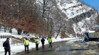 Lerikdə yolda qar uçqunu oldu 