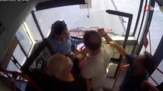 Türkiyədə sərnişin qadın sürücüyə hücum etdi, avtobusa zərər vurdu - VİDEO 