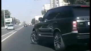 "Range Rover" qayda pozub geriyə dönmək istədi, qəza baş verdi  - VİDEO