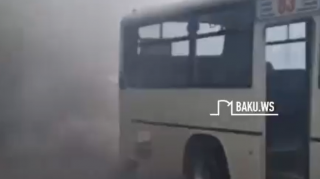 Bakıda avtobus tüstüləndi - VİDEO