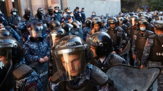 Etirazçılar Yerevanda hökumət evinin qarşısına sikkə atıblar
