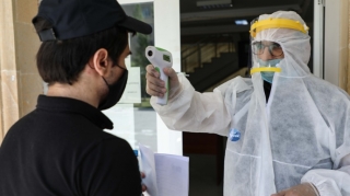 İki abituriyent qəbula buraxılmadı: səbəb qızdırma və telefondur 