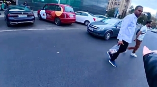 Motosikletin üstünə gələn piyadalara sürücü baxın necə reaksiya verdi   - VİDEO