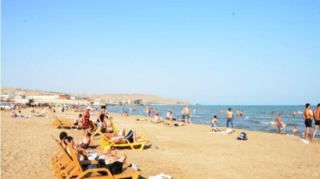 Bakıda çimərliyə gələnin hər şeyini oğurladılar 