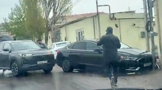 Hövsanda “Changan”la toqquşan “Ford” daha sonra dirəyə çırpıldı   - VİDEO