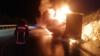 Azərbaycanlı sürücünün maşını Türkiyədə yandı - FOTO 