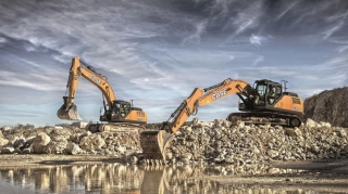 Ekskavator sürücüsündən maraqlı sərinləmə üsulu - VİDEO 