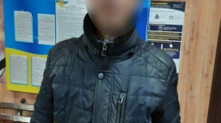 Axtarışda olub-olmadığını yoxladı: Polis oğrunun evinə gəldi 