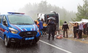 Güclü yağış qəzaya səbəb oldu: 5-i uşaq, 25 yaralı - FOTO