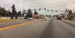 Havada yanacağı qurtardı: avtomagistrala təcili eniş etdi - VİDEO