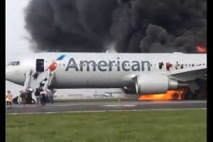 İçi sərnişinlə dolu təyyarə yanır - Canlı yayım