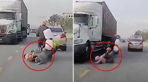 Dəhşətli qəza: ana və uşaq ölümdən son anda qurtuldu – VİDEO (+18)