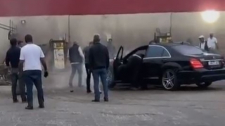 Bakıda yanan "Mercedes"i "moyka"da belə söndürdülər  - VİDEO