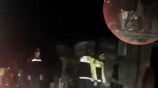 “Nəvai” postu yaxınlığında "Kamaz" aşdı; yük ətrafa yayıldı - VİDEO 