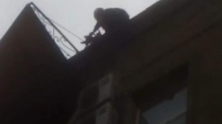 Yasamalda külək binanın dam örtüyünü qoparıb - VİDEO 