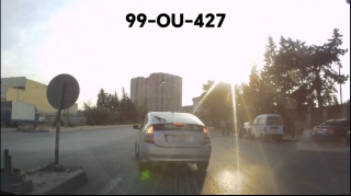 Bu sürücü elə bilir dönmə işığını yandırıb "aya" da çıxmaq olar  - VİDEO