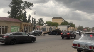 Güclü külək tikilinin damını avtomobilin üstünə aşırıb - FOTO 