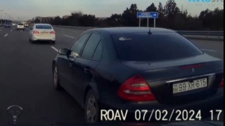 В Баку нарушивший правила маневрирования водитель создал опасную ситуацию   - ВИДЕО