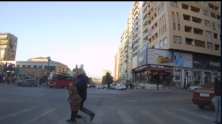 Azyaşlı övladı ilə birlikdə maşının qarşısına qəfil çıxıb təhlükə yaratdı - VİDEO